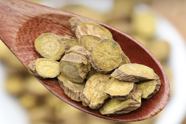 在標(biāo)準(zhǔn)光源條件下檢測黃芩的顏色