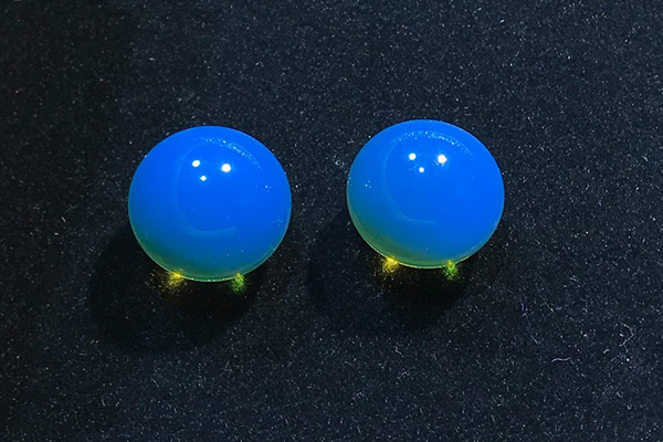 在標(biāo)準(zhǔn)光源條件下劃分多米尼加藍(lán)珀的顏色等級(jí)