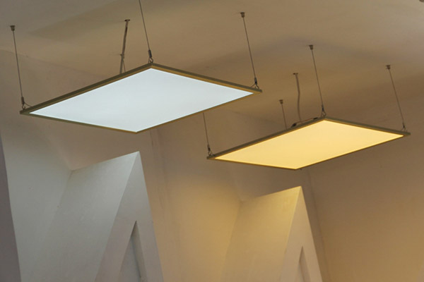 光源的光譜特性對(duì)顏色的形成有什么影響？